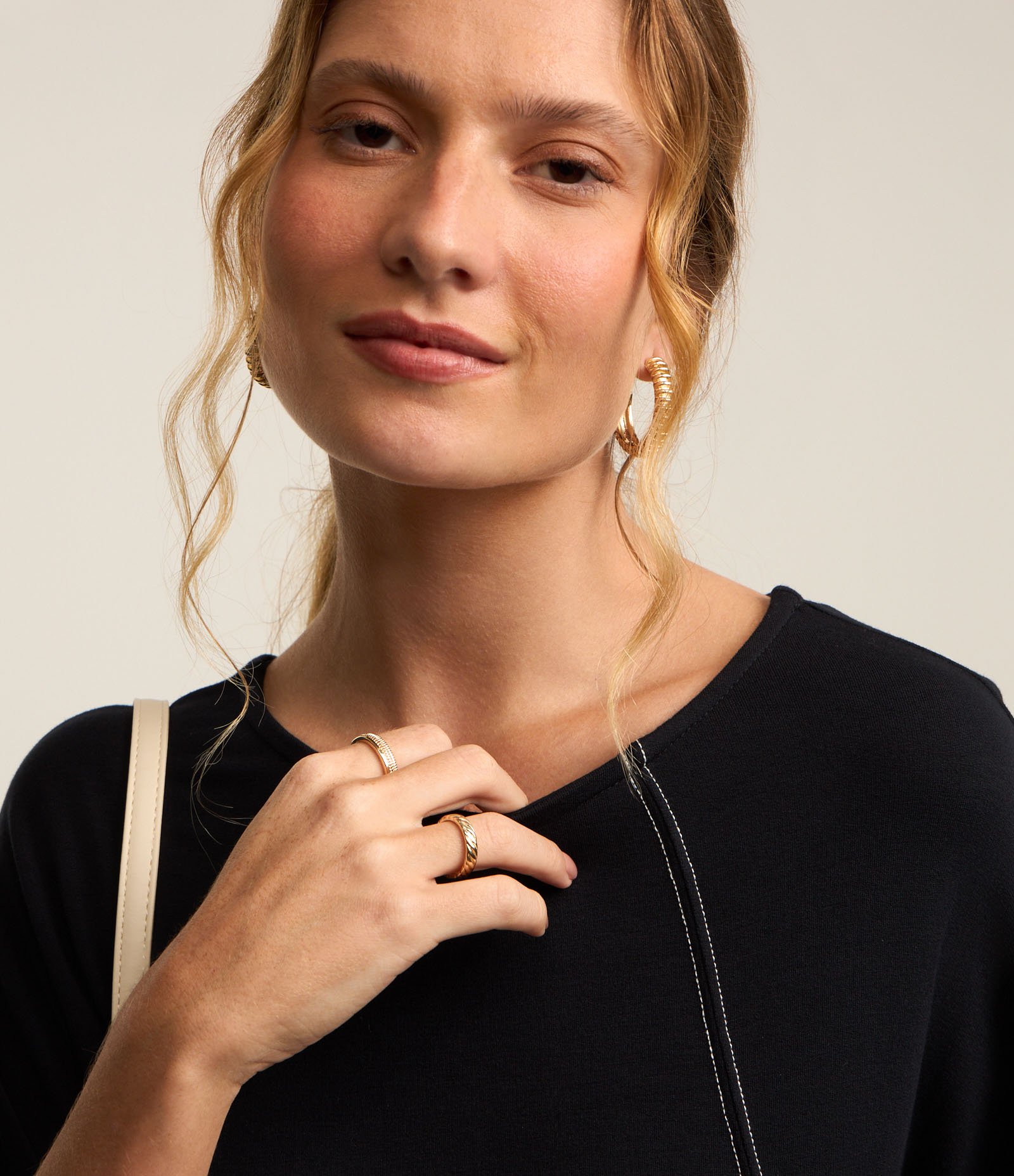 Blusa em Moletinho com Recortes Frontais Preto 4