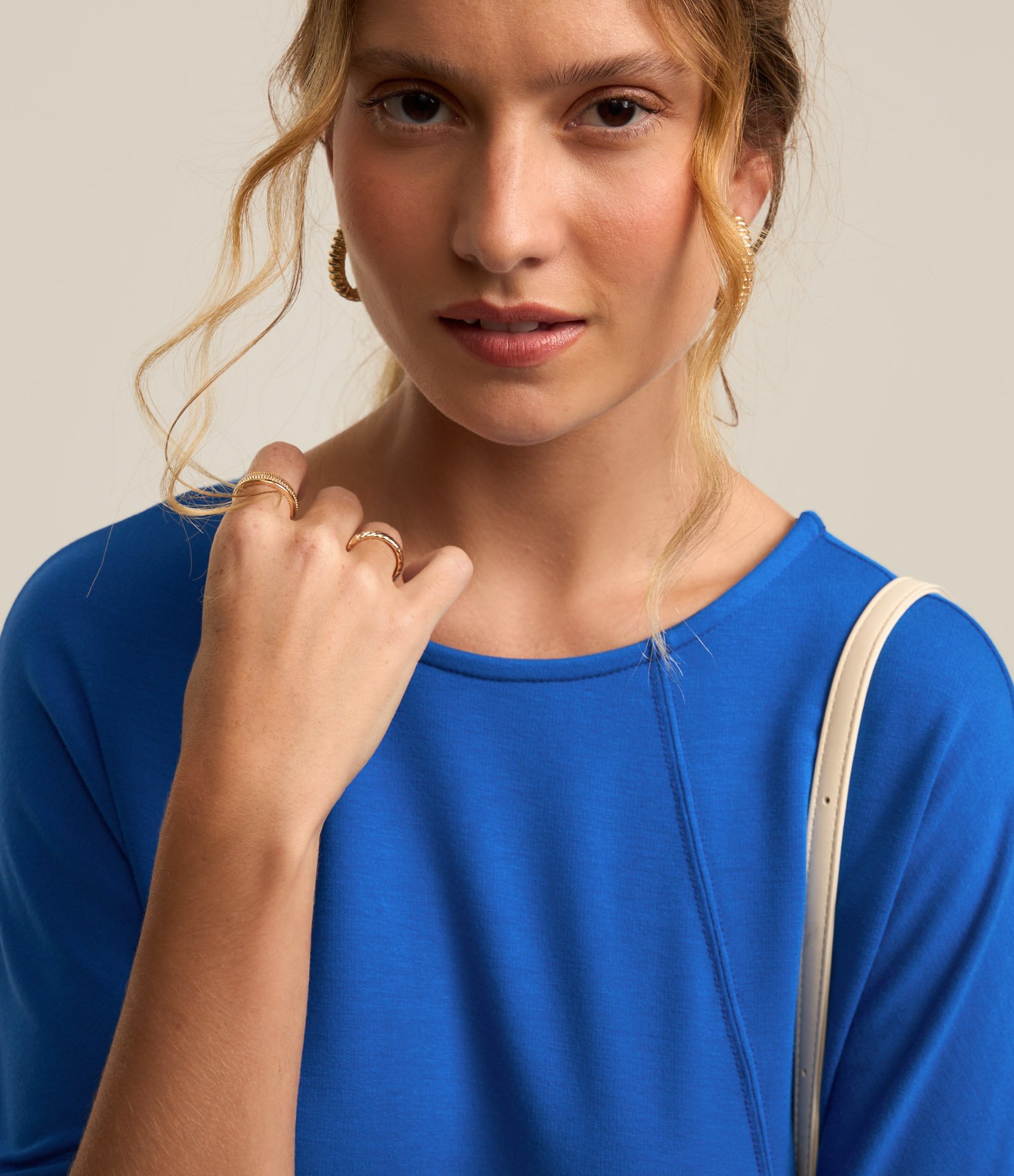 Blusa em Moletinho com Recortes Frontais Azul Royal 3