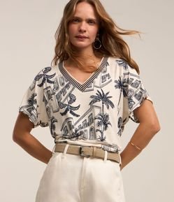 Blusa em Viscose com Decote Detalhado e Estampa Paisagem