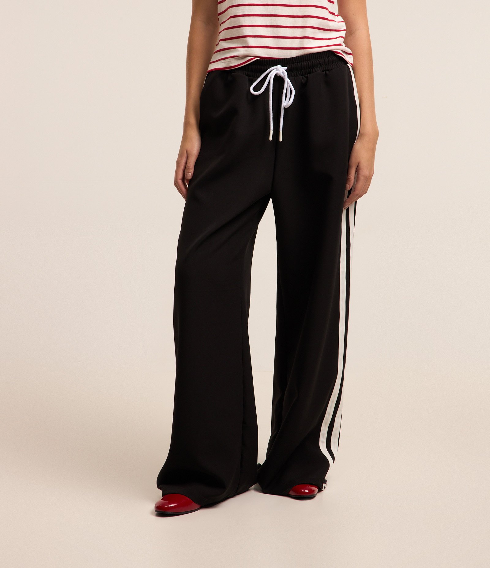 Calça Reta Alfaiatada com Friso Lateral e Amarração na Cintura Preto 2