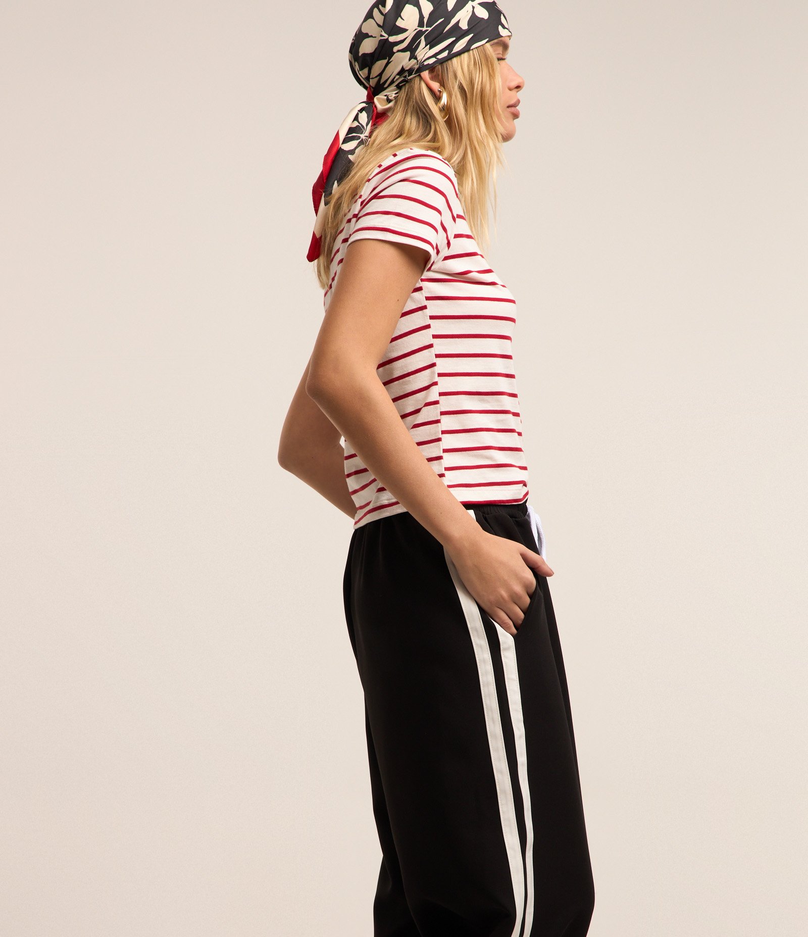 Calça Reta Alfaiatada com Friso Lateral e Amarração na Cintura Preto 3