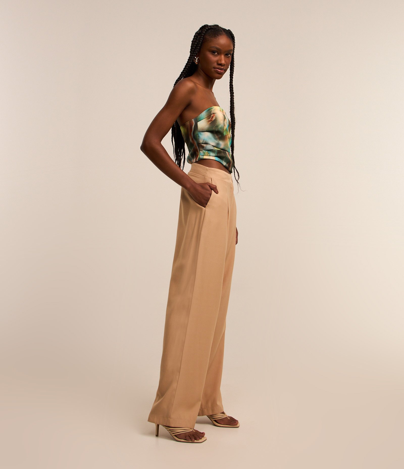 Calça Reta Alfaiatada com Pregas e Cós Deslocado Bege 1