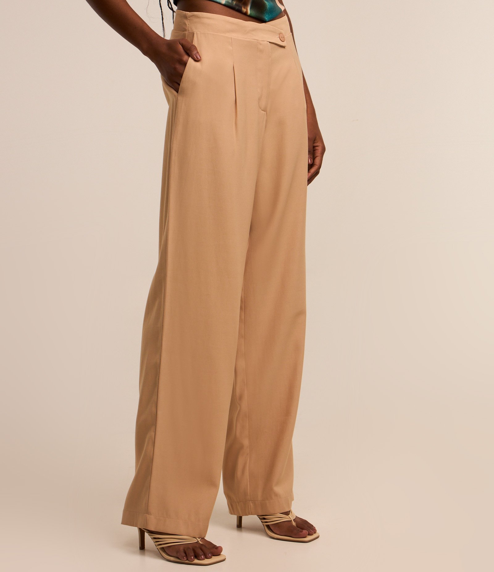 Calça Reta Alfaiatada com Pregas e Cós Deslocado Bege 3