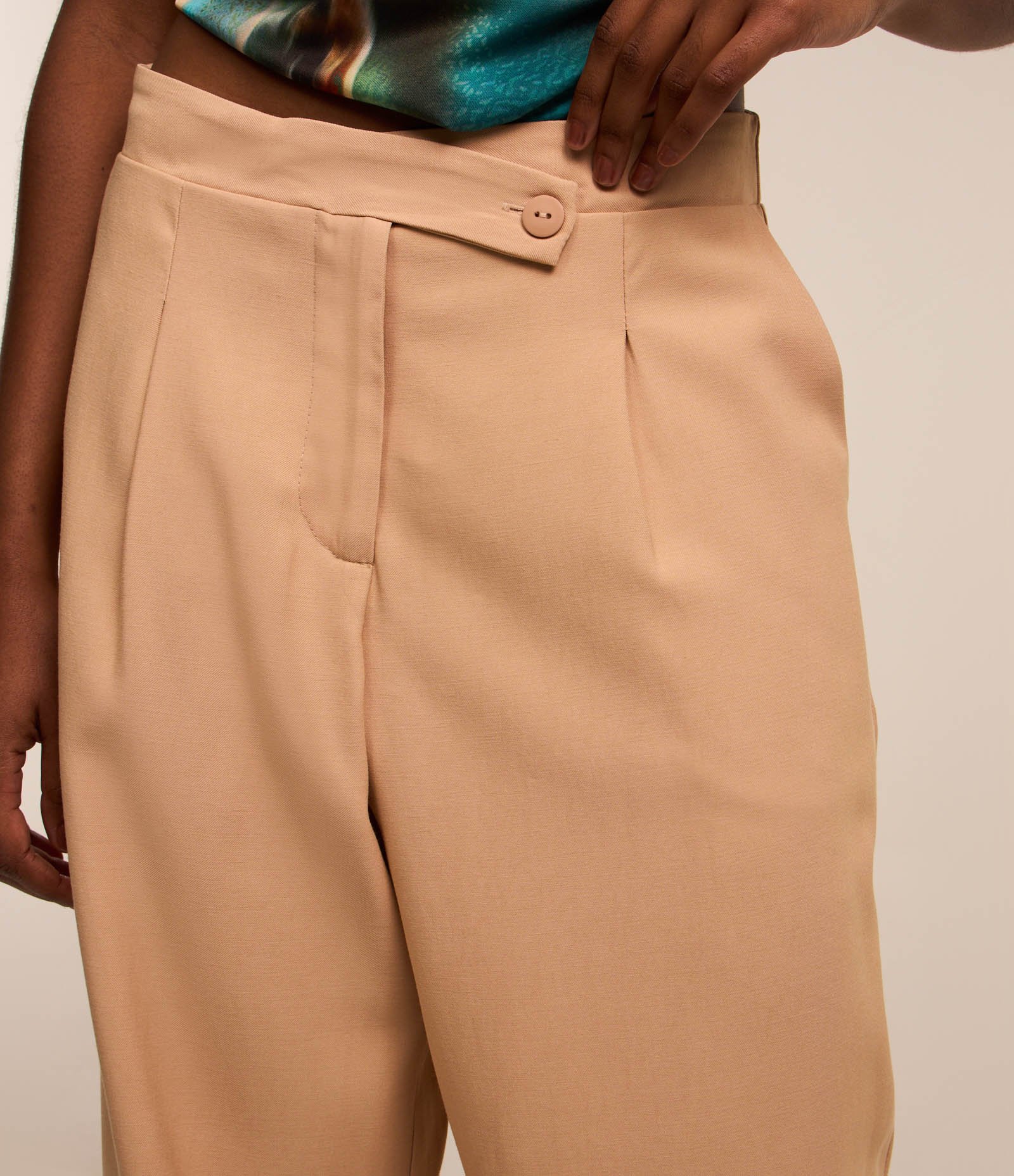 Calça Reta Alfaiatada com Pregas e Cós Deslocado Bege 4