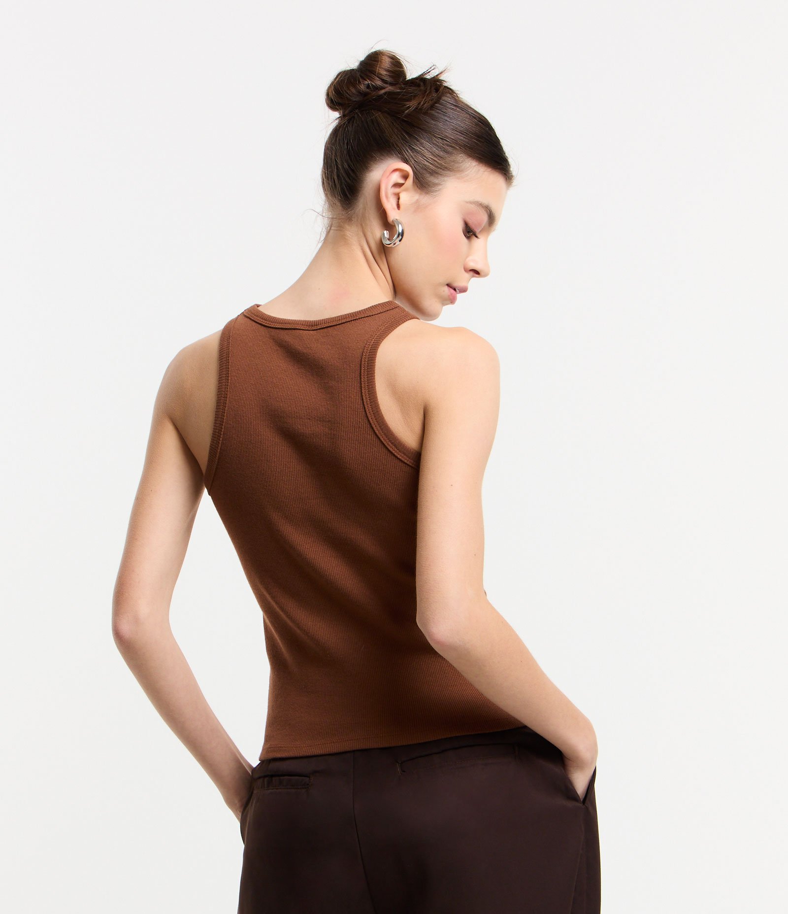 Blusa Regata Básica em Ribana com Leve Textura Marrom 3