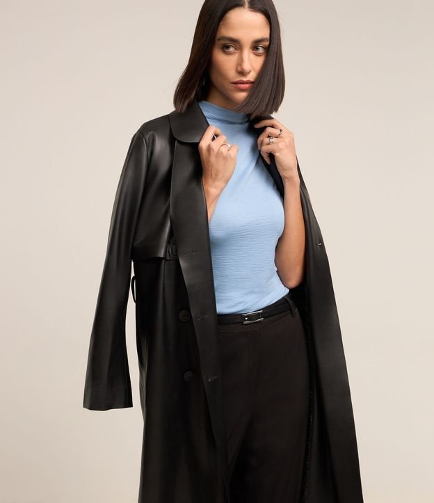 Blusa em Viscose Texturizada com Gola Alta