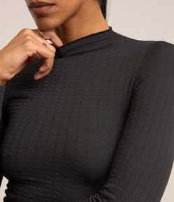 Blusa em Tecido Texturizado com Golinha Alta