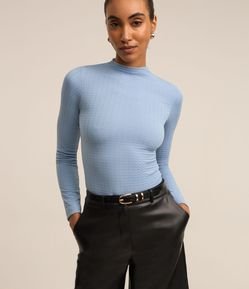 Blusa em Tecido Texturizado com Golinha Alta