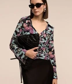 Camisa com Repuxadinho na Barra e Estampa Abstrata