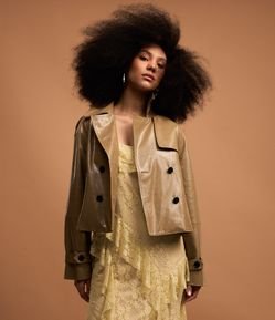 Jaqueta Cropped em Pu com Botões