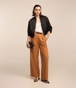 Calça Wide Leg Alfaiatada com Cinto Fivela e Pregas