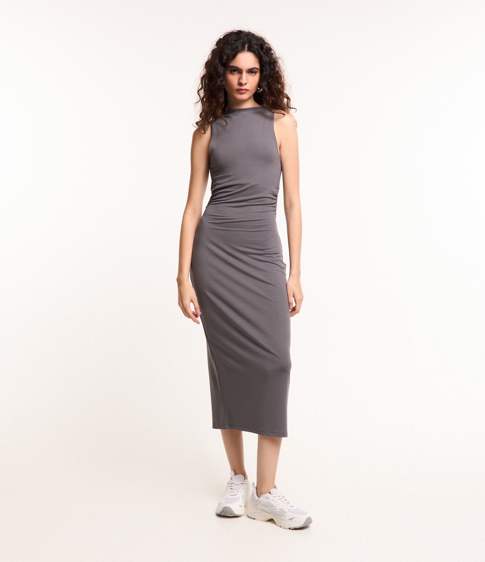 Vestido Midi em Algodão com Decote Canoa e Drapeado Lateral Cinza 1