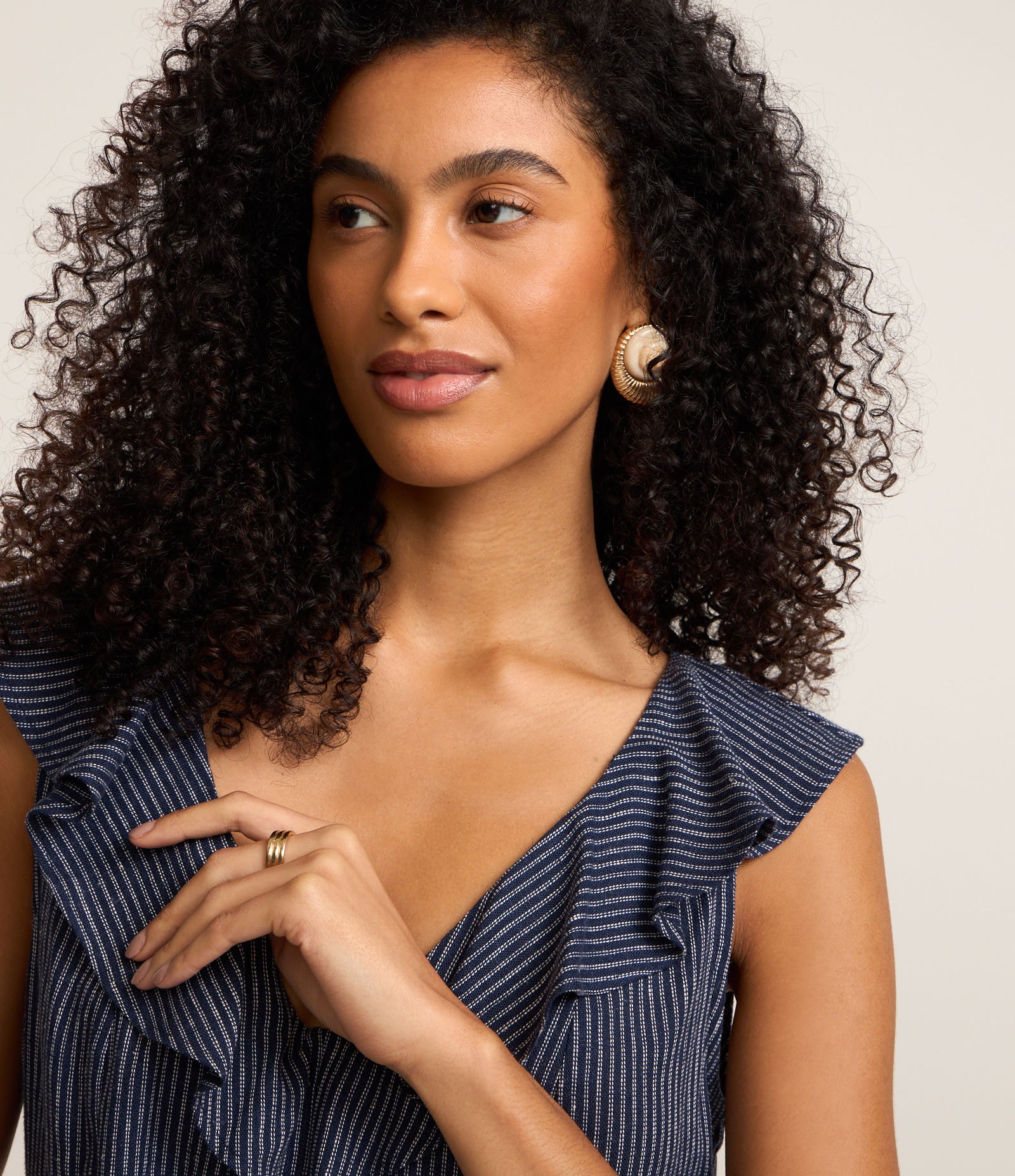 Macaquinho em Viscolinho Listrado com Babado e Cinto Azul 3