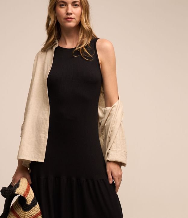 Vestido Midi em Viscose com Texturas e Recorte na Saia