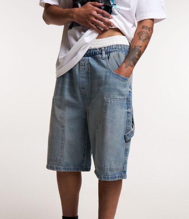Bermuda Baggy em Jeans com Cós Cueca e Joelho Duplo