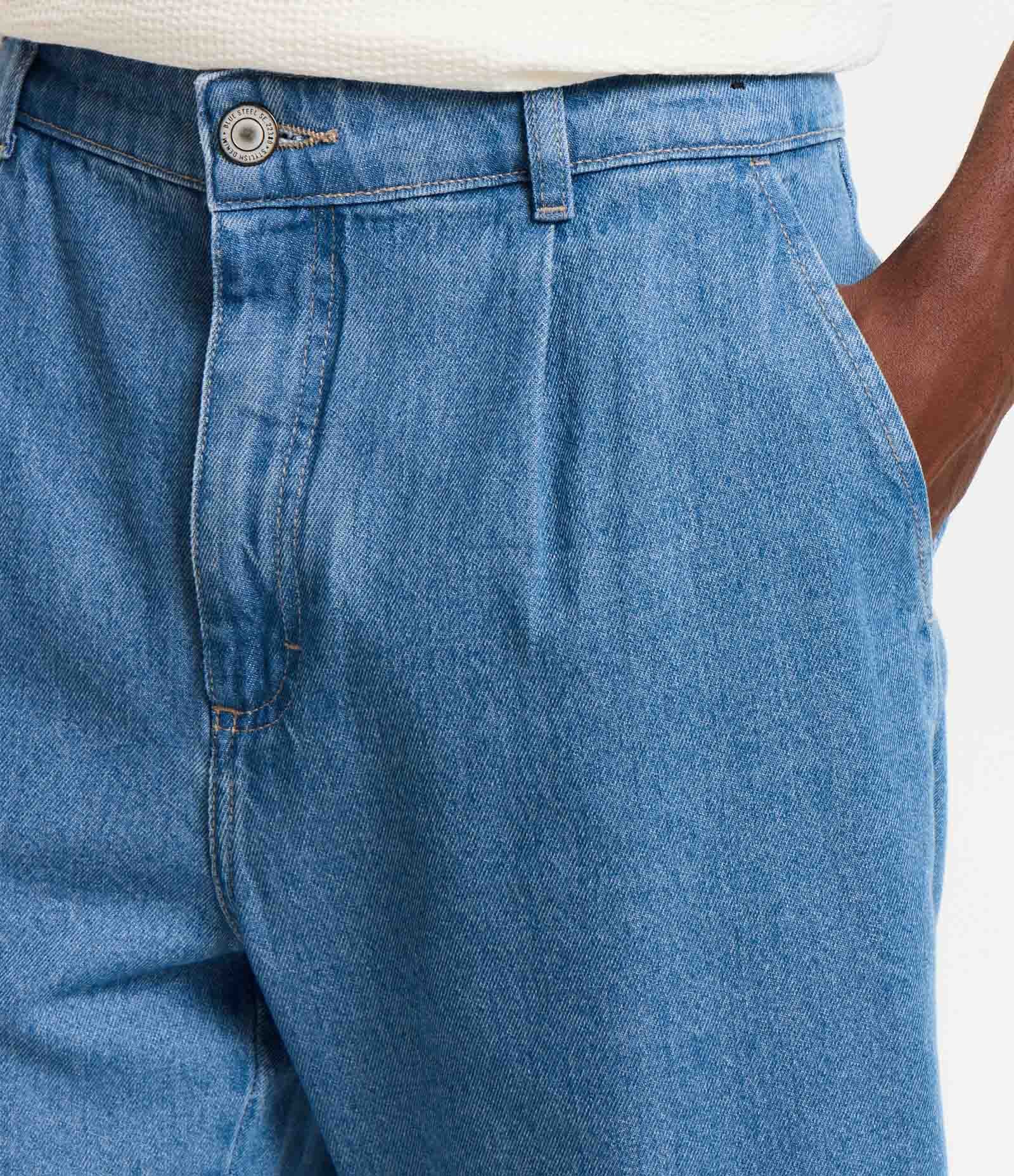 Bermuda Reta Loose em Jeans com Pregas e Bolso Faca Azul 3