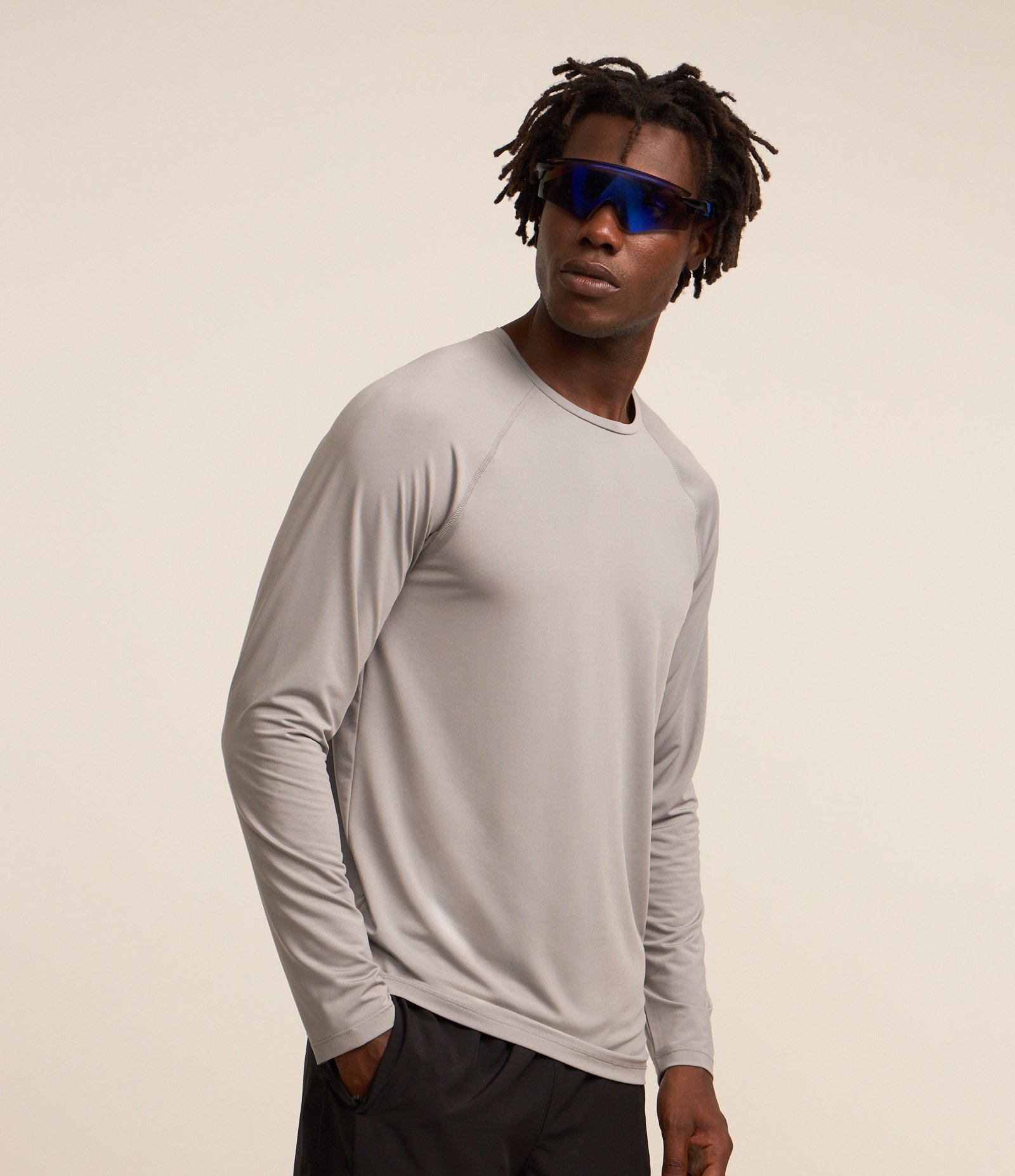 Camiseta Esportiva em Tecnologia Dry e Mangas  Raglan Proteção UV Cinza 1