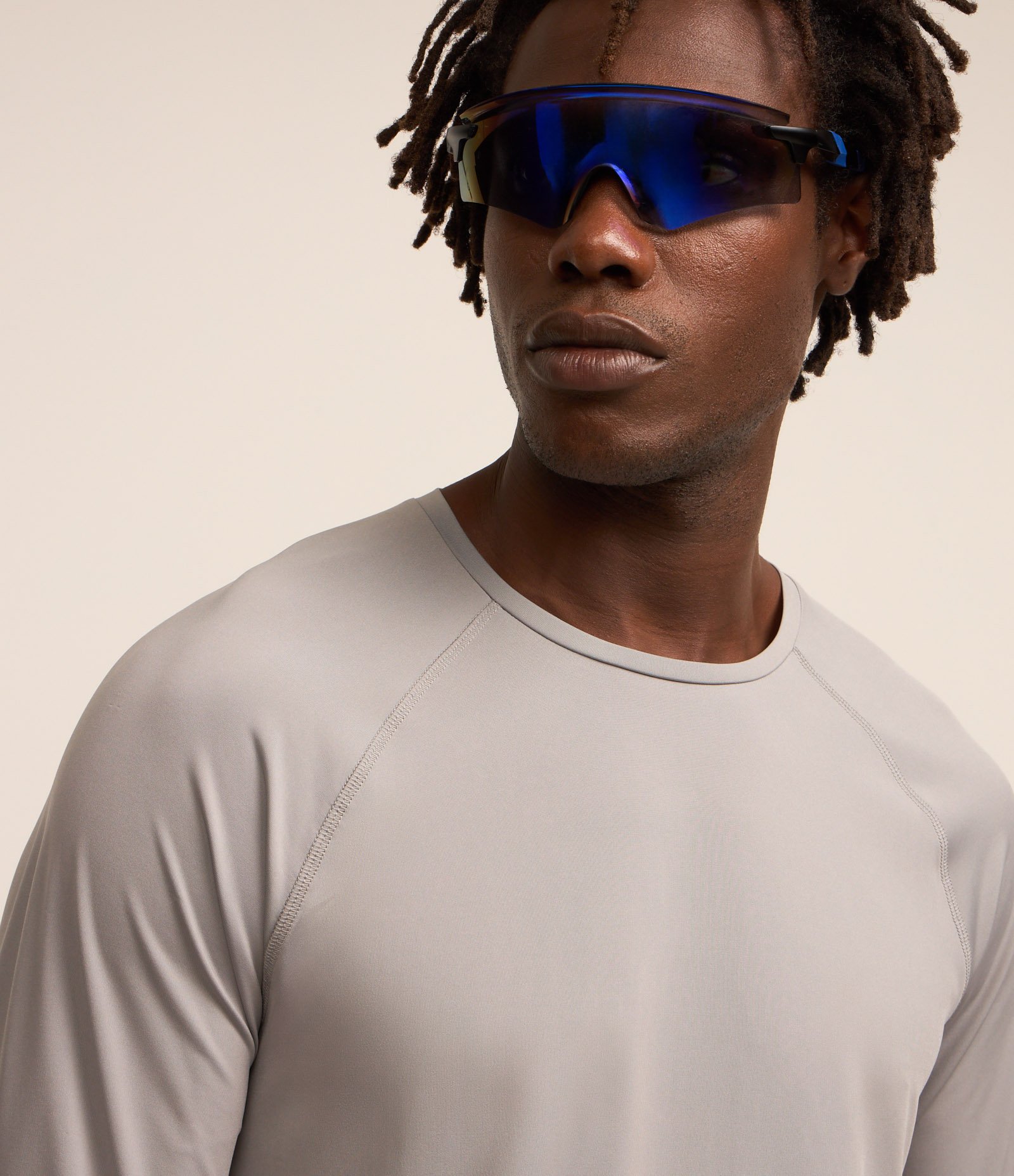 Camiseta Esportiva em Tecnologia Dry e Mangas  Raglan Proteção UV Cinza 3