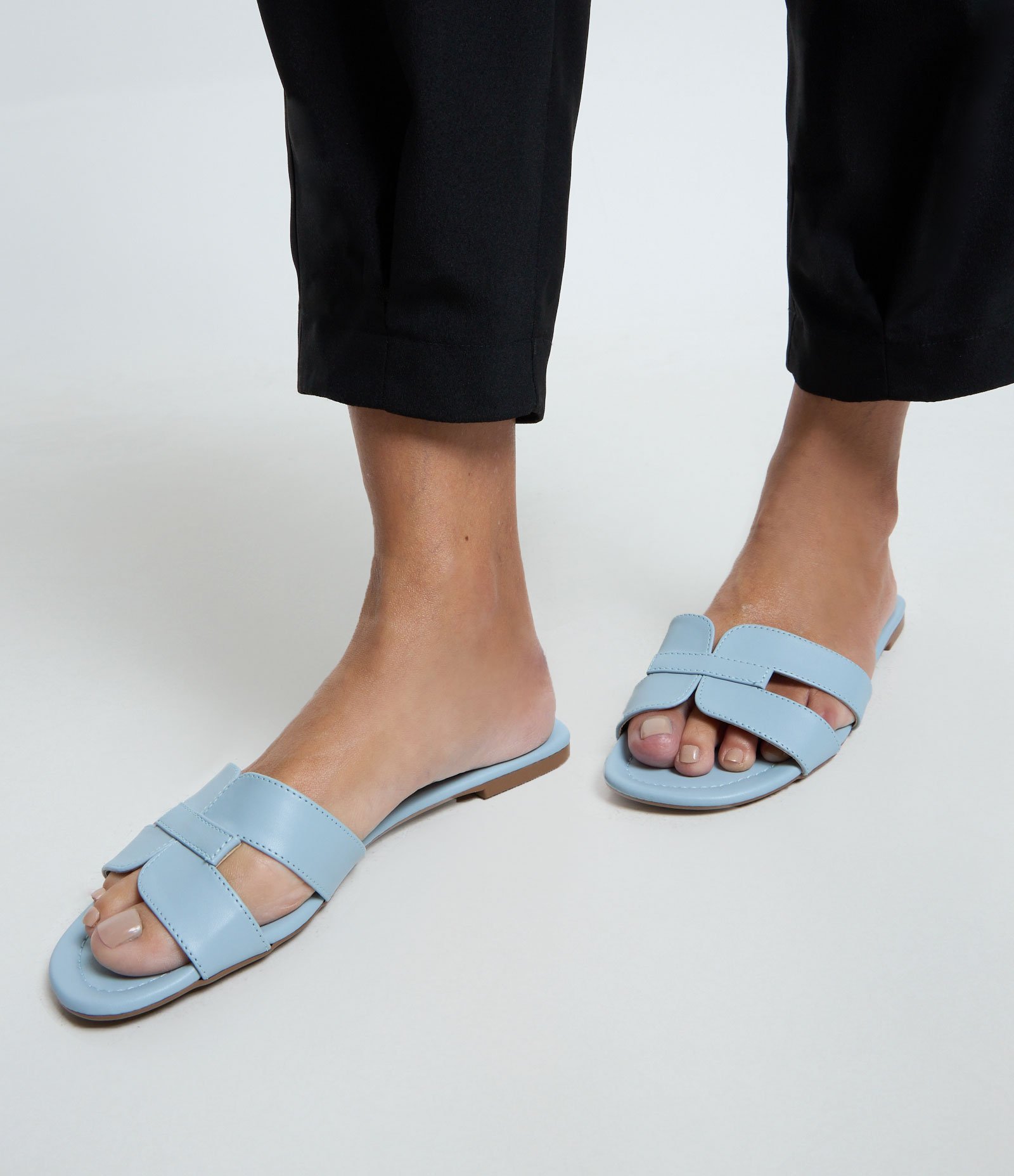 Sandália Rasteira com Cabedal H Azul Claro 2