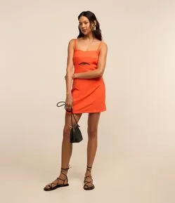 Vestido em Crepe com Recorte Vazado e Alças Reguláveis