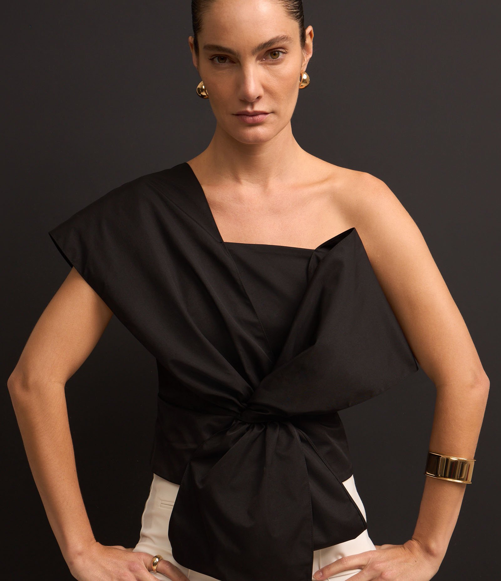 Blusa Ombro Só em Tricoline com Laço Grande Preto 5