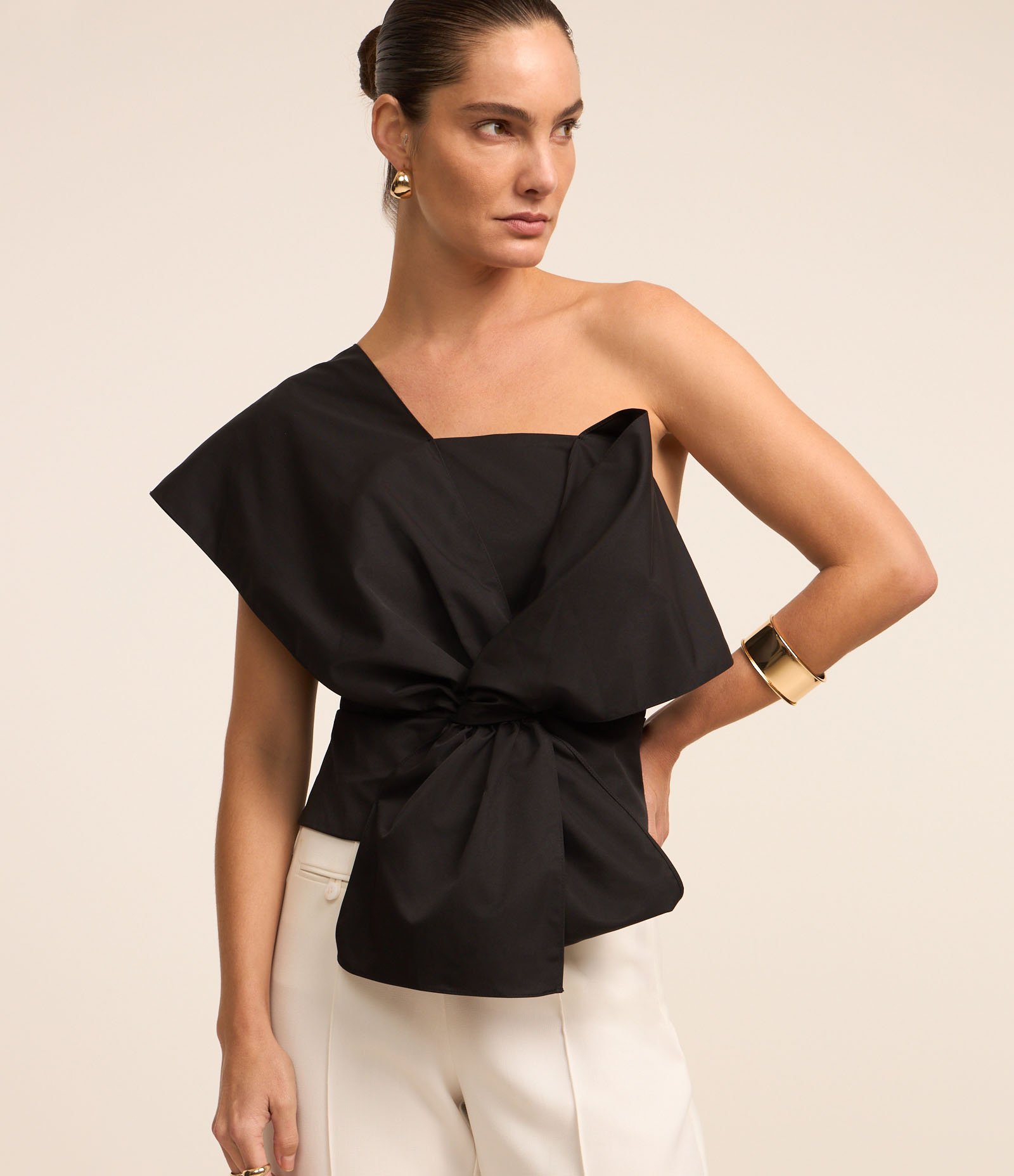 Blusa Ombro Só em Tricoline com Laço Grande Preto 1