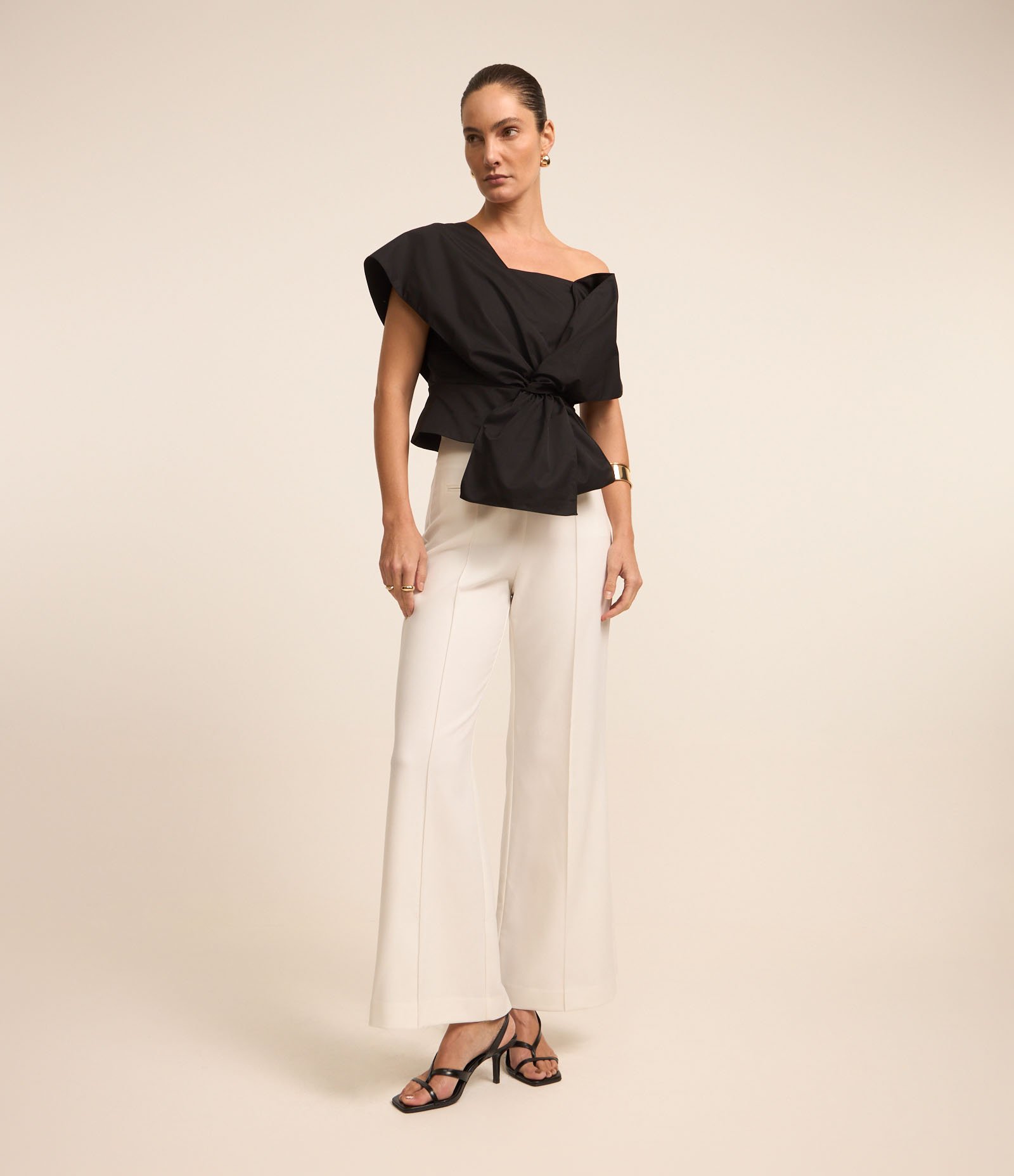 Blusa Ombro Só em Tricoline com Laço Grande Preto 2