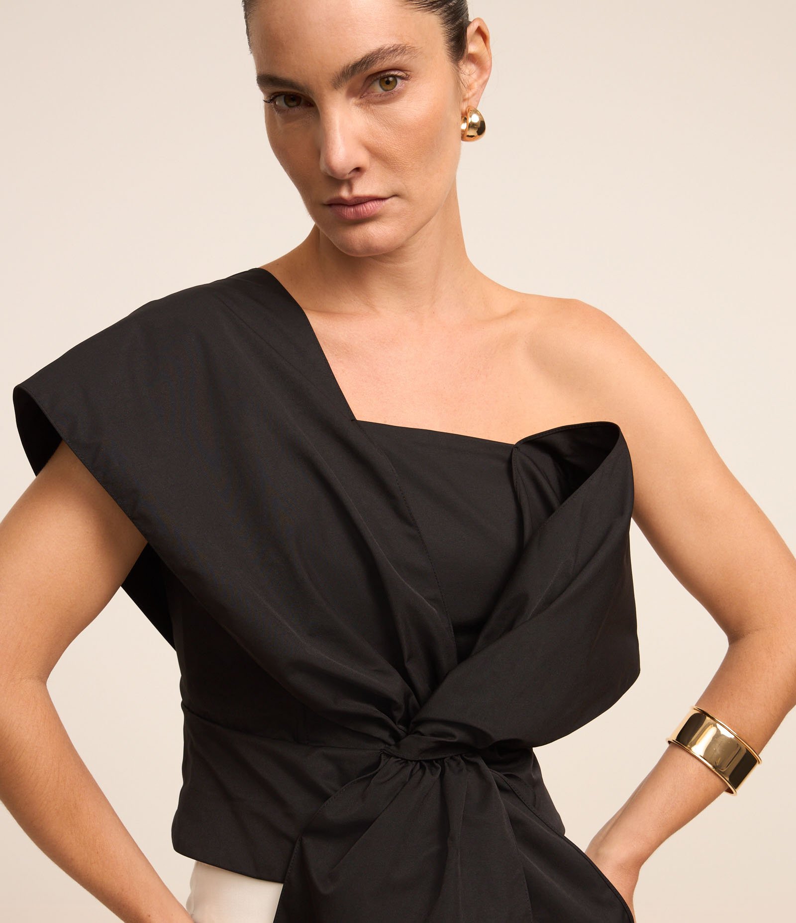 Blusa Ombro Só em Tricoline com Laço Grande Preto 3