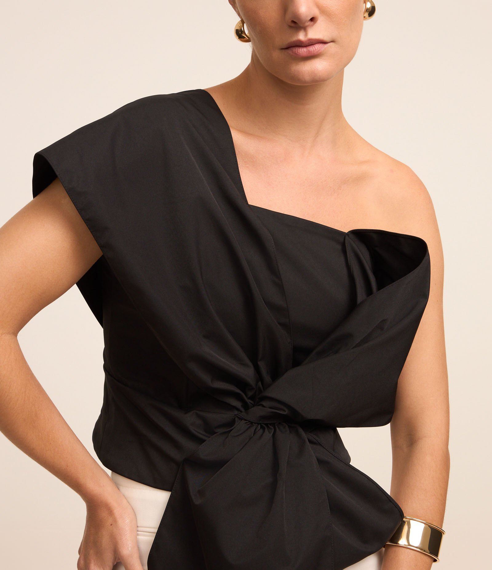 Blusa Ombro Só em Tricoline com Laço Grande Preto 4