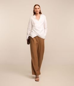 Calça Wide Leg Alfaiatada com Detalhe de Cinto em PU