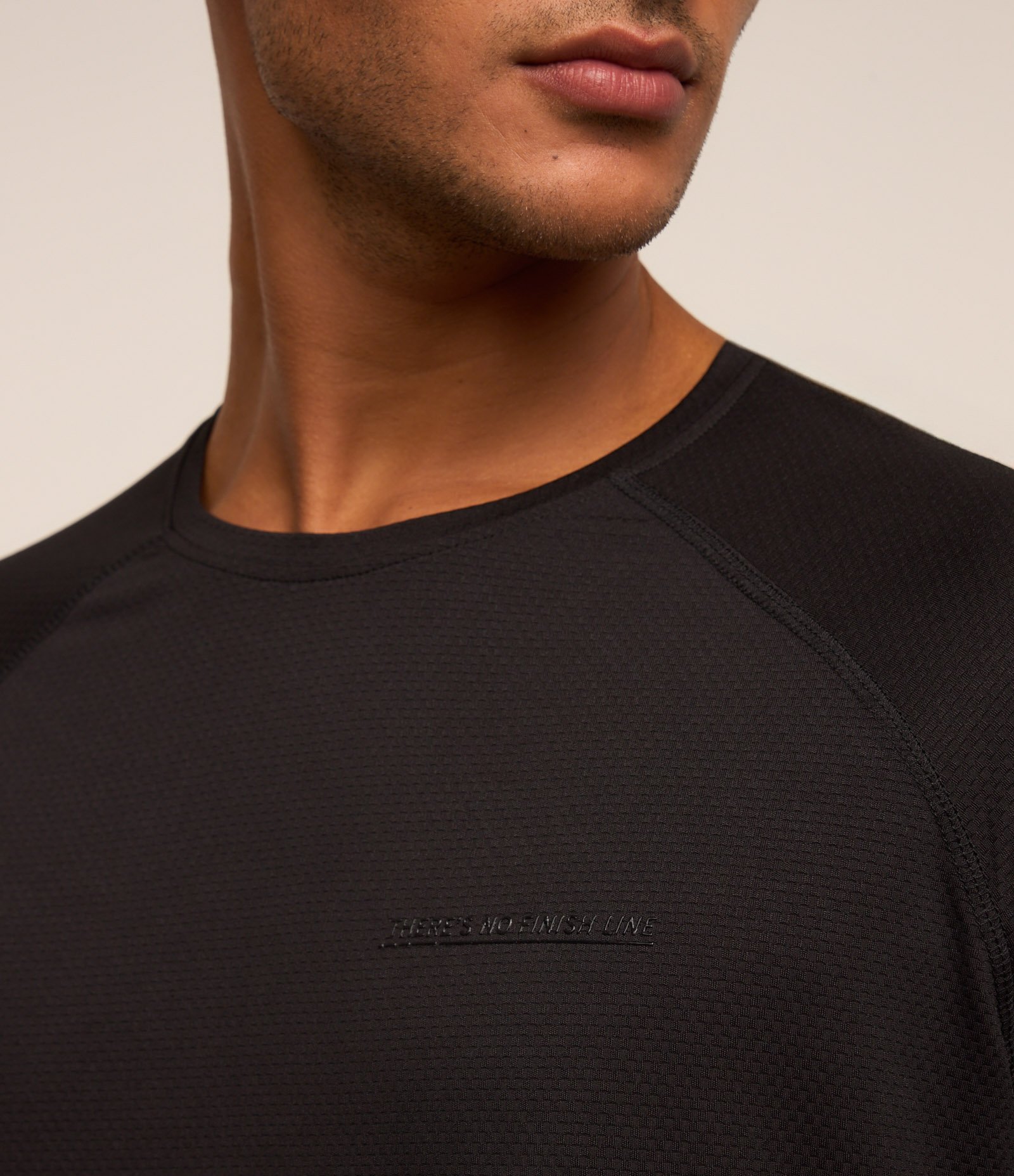 Camiseta Regular Esportiva em Tecnologia Dry com Estampa em Alto Relevo Preto 4