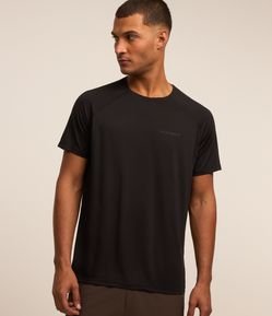 Camiseta Regular Esportiva em Tecnologia Dry com Estampa em Alto Relevo