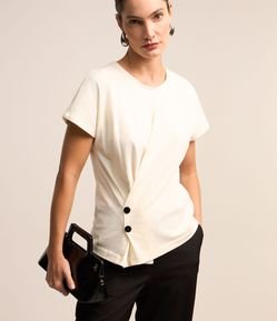 Blusa Manga Curta em Malhão com Botões e Franzido Lateral