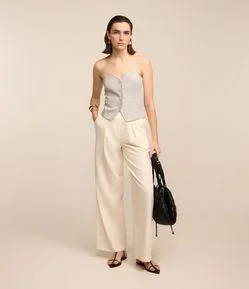 Calça Wide Leg Alfaiatada com Detalhe em PU e Fivela no Cós
