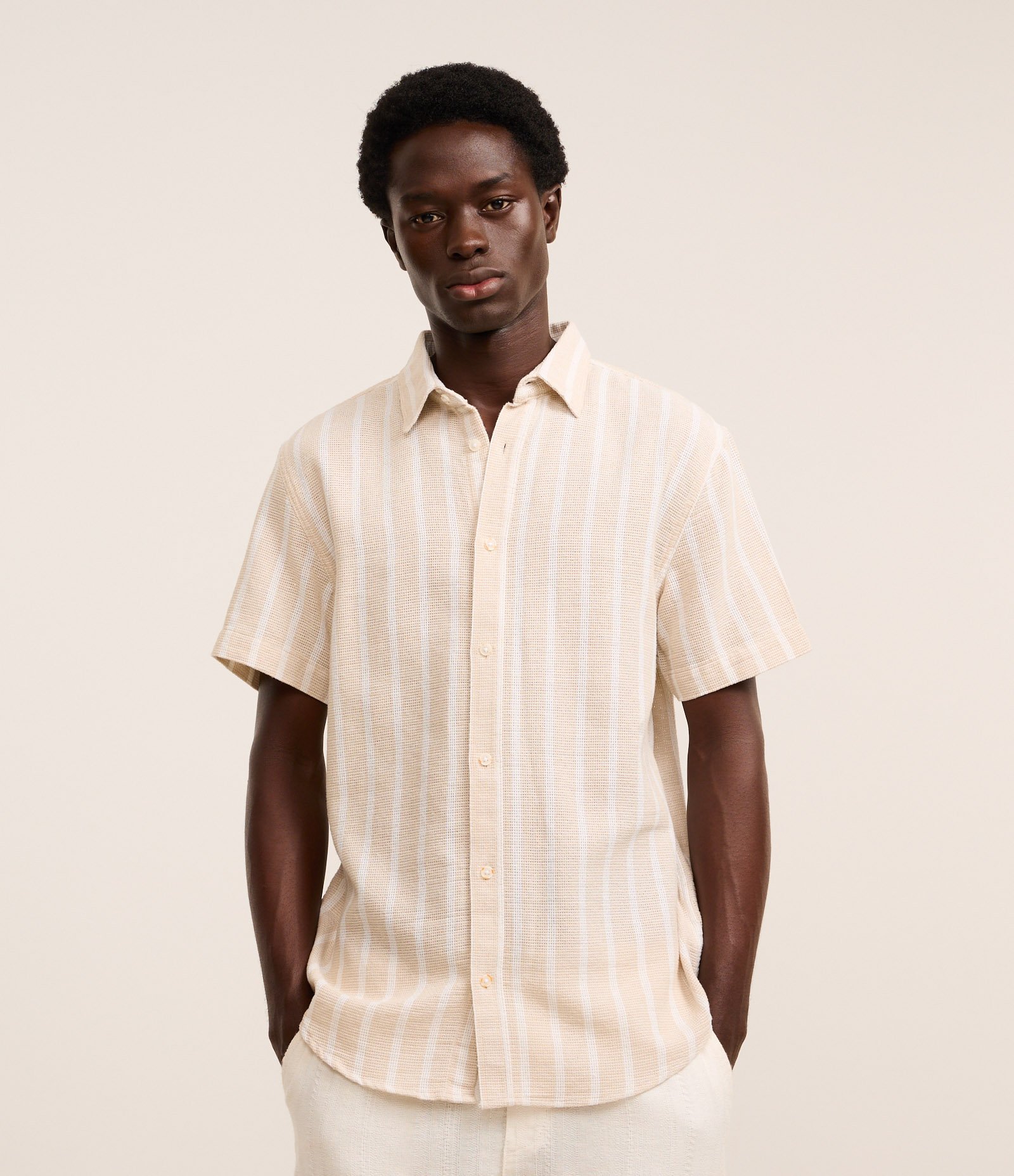 Camisa Maquinetada com Listras Verticais e Textura Bege/Branco