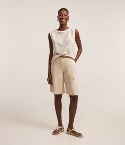 Bermuda Alongada em Viscolinho com Bolso Lateral