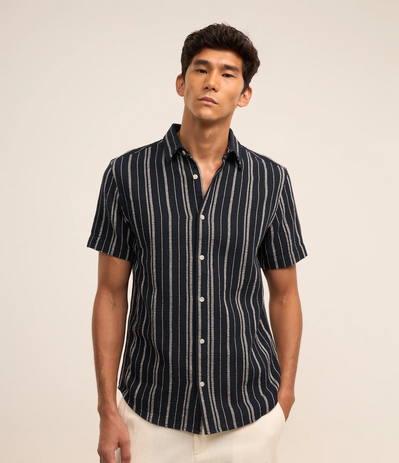 Camisa em Algodão com Listras Diversas e Textura Azul Marinho/Branco 1