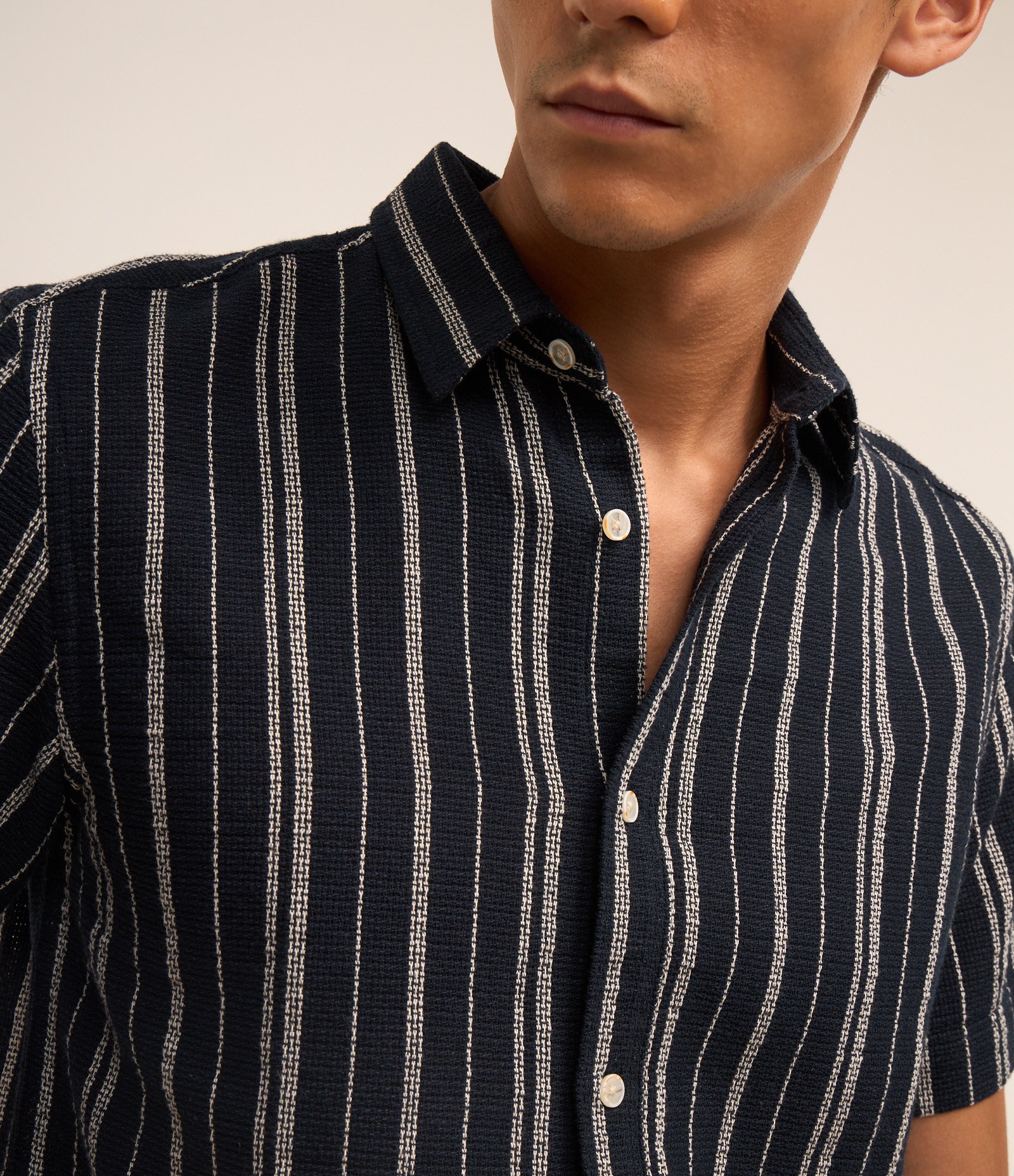 Camisa em Algodão com Listras Diversas e Textura Azul Marinho/Branco 3
