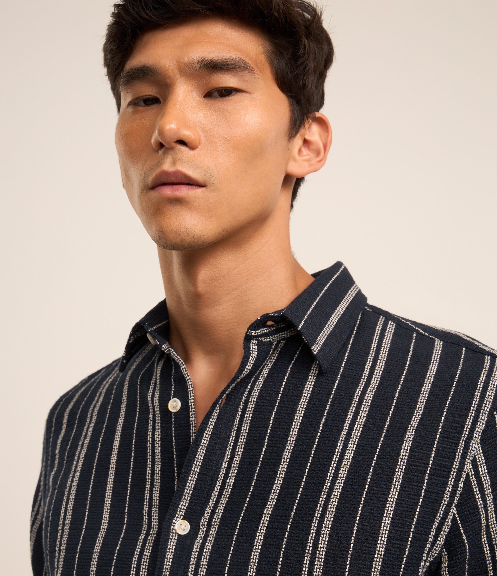 Camisa em Algodão com Listras Diversas e Textura Azul Marinho/Branco 4