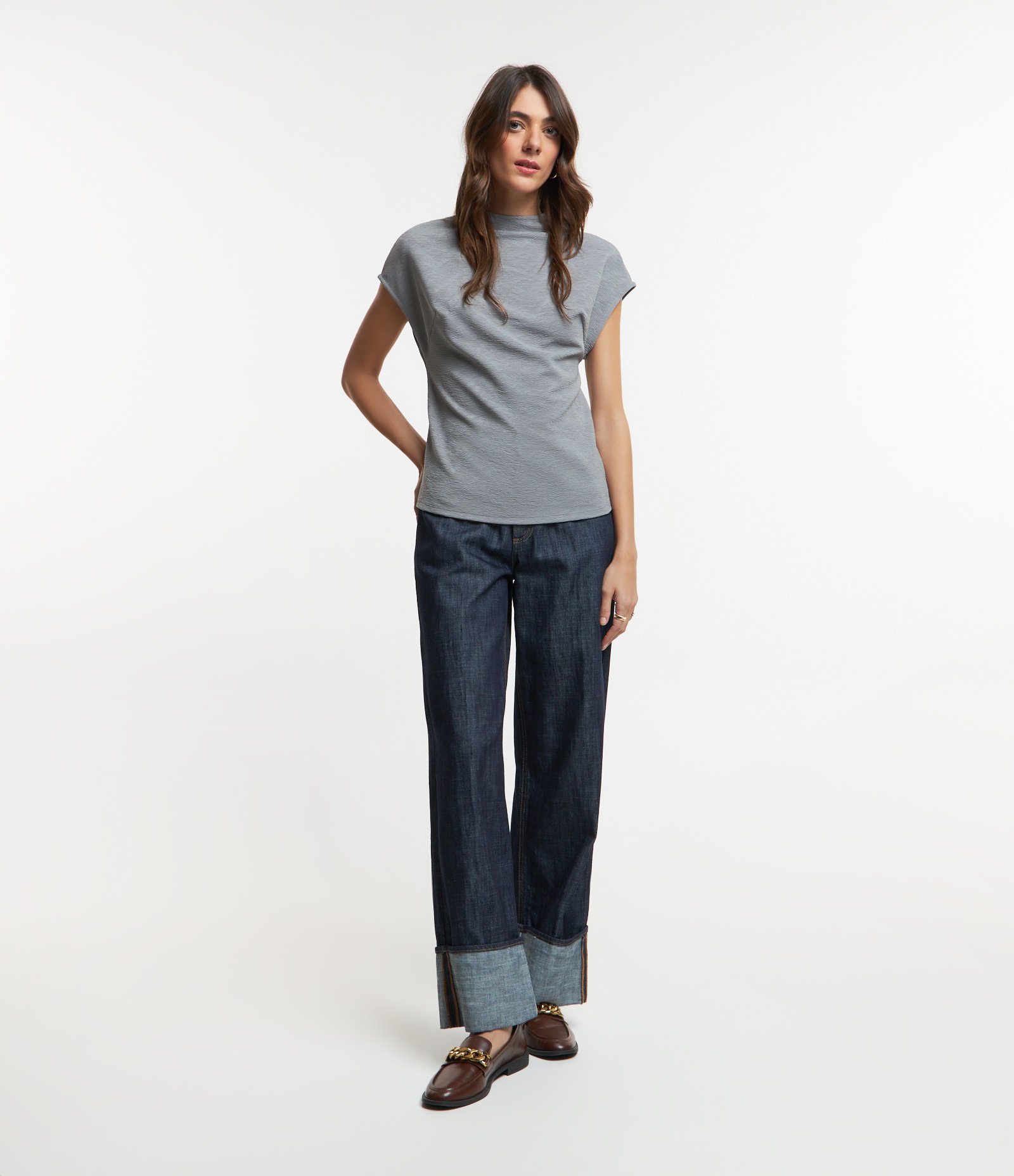 Blusa em Malha Texturizada com Gola Altinha Cinza 2