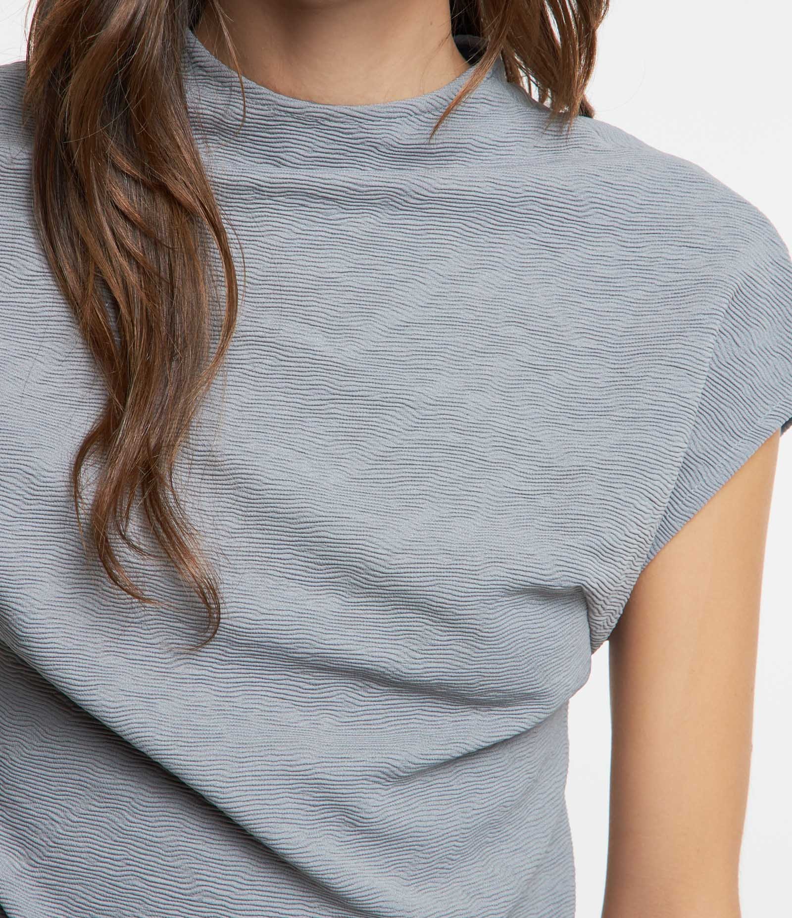 Blusa em Malha Texturizada com Gola Altinha Cinza 3
