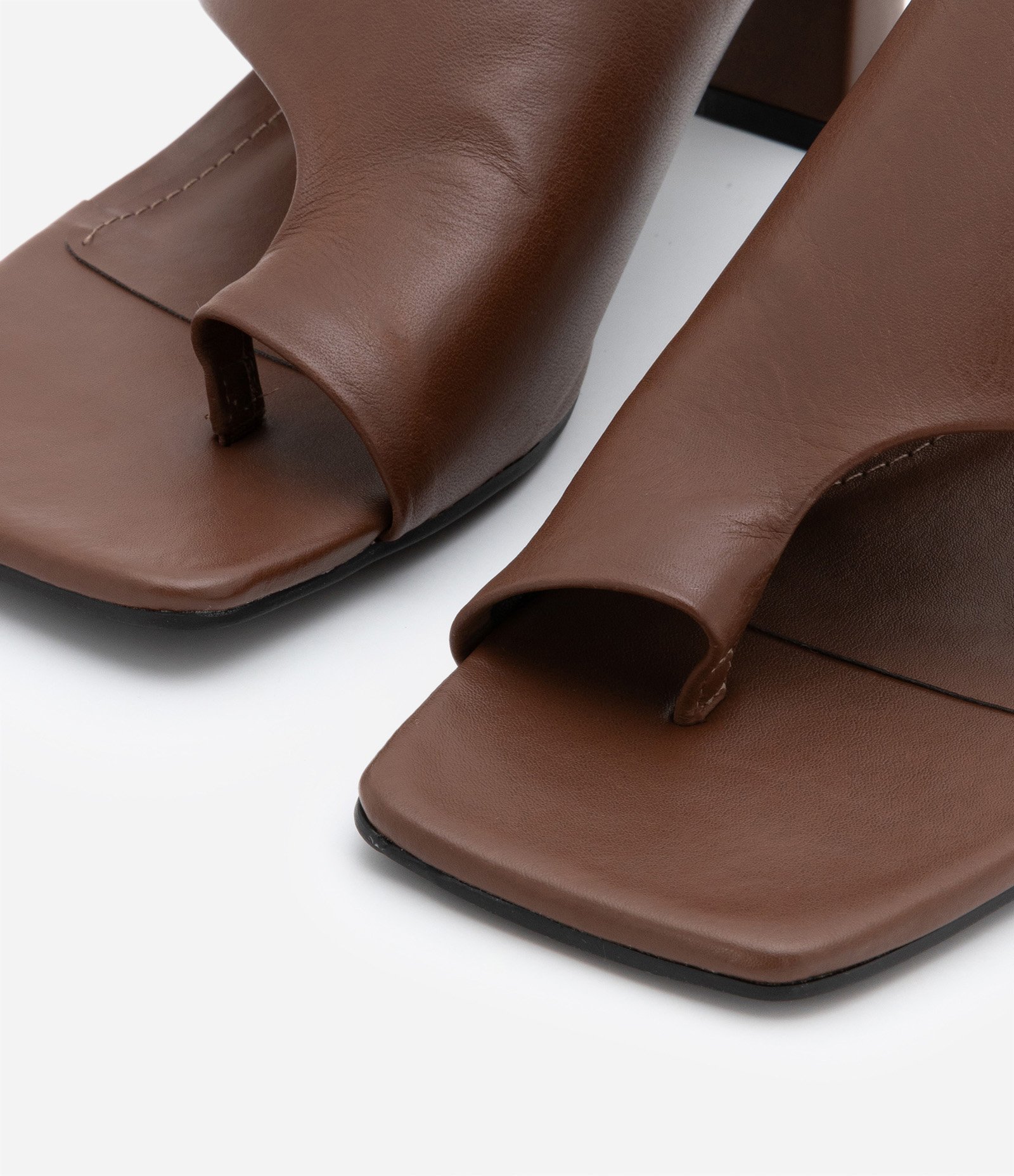 Sandália em Couro com Salto Bloco e Cabedal Diferenciado Marrom 3