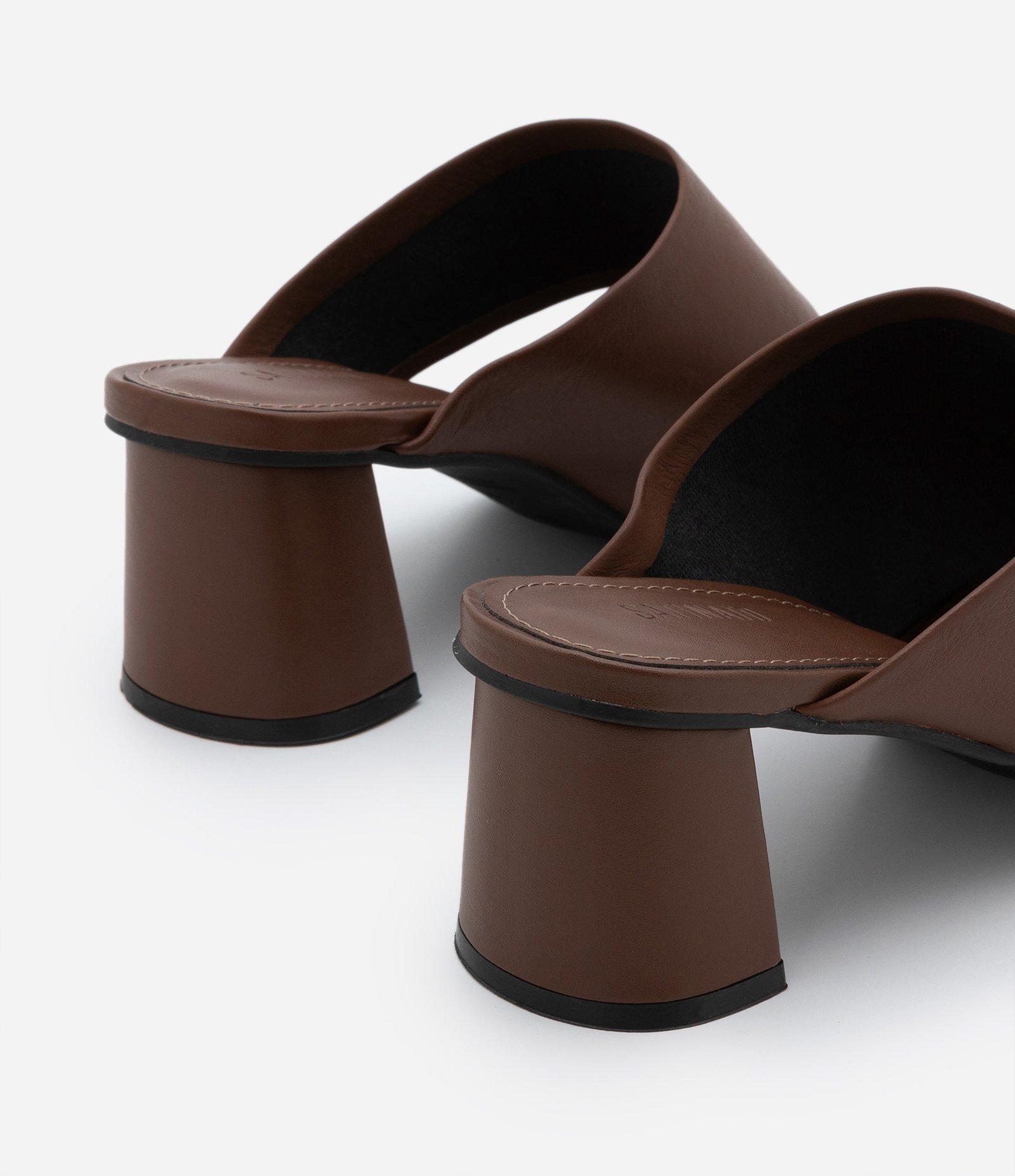 Sandália em Couro com Salto Bloco e Cabedal Diferenciado Marrom 5