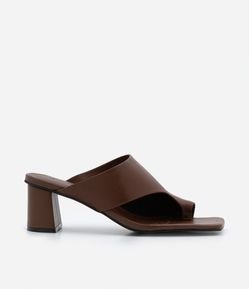 Sandália em Couro com Salto Bloco e Cabedal Diferenciado