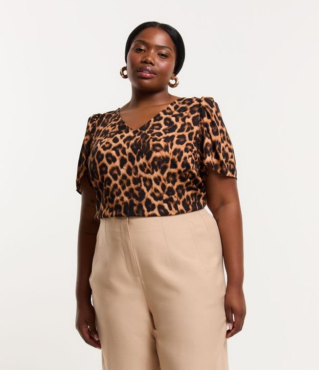 Blusa em Crepe Estampado Animal Print com Manga Bufante Curve & Plus Size