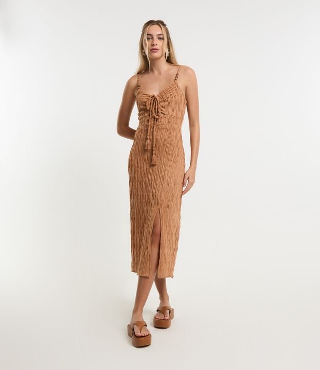 Vestido New Midi Texturizado com Fenda e Aviamentos na Alça