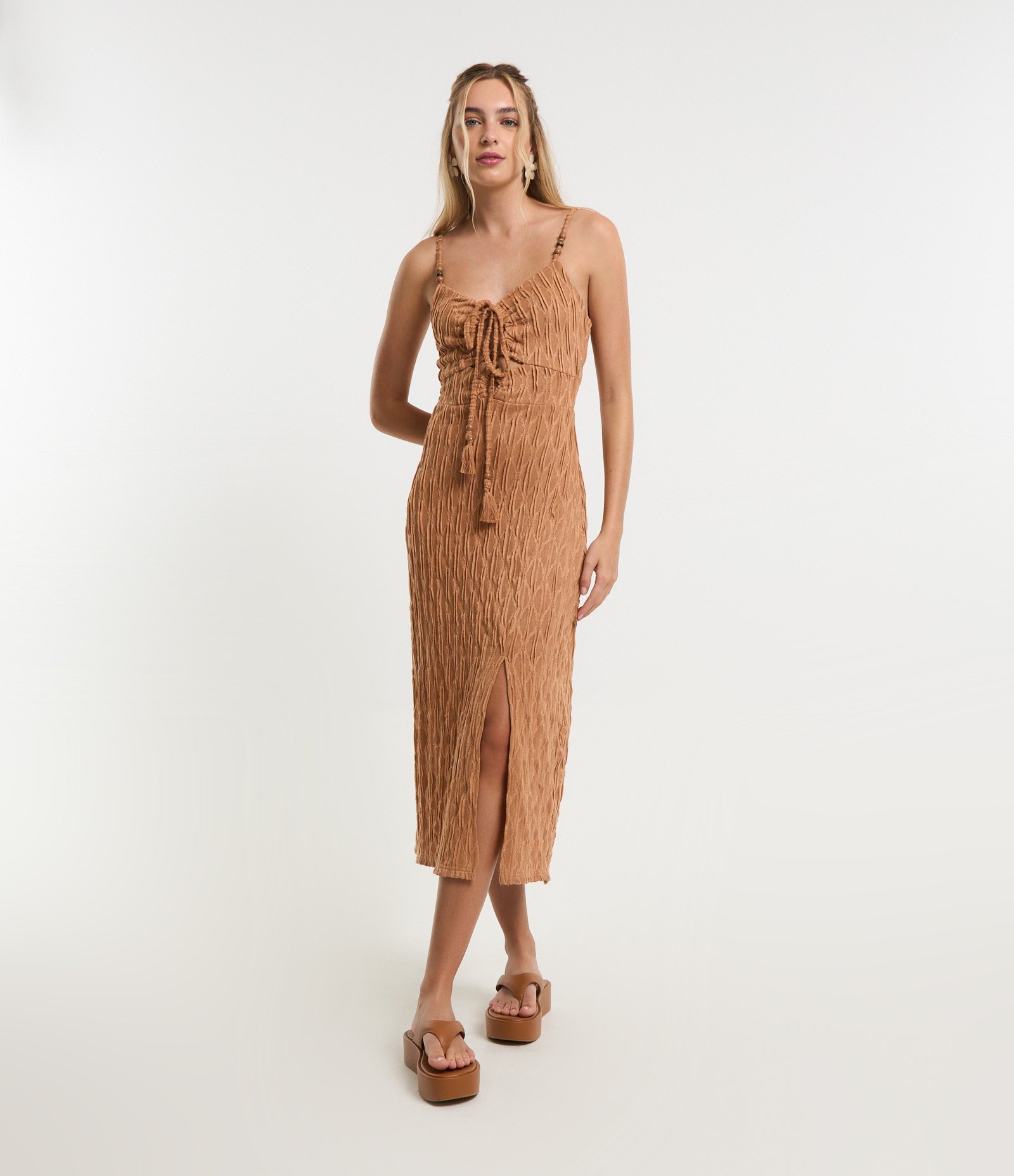 Vestido New Midi Texturizado com Fenda e Aviamentos na Alça Bege 1