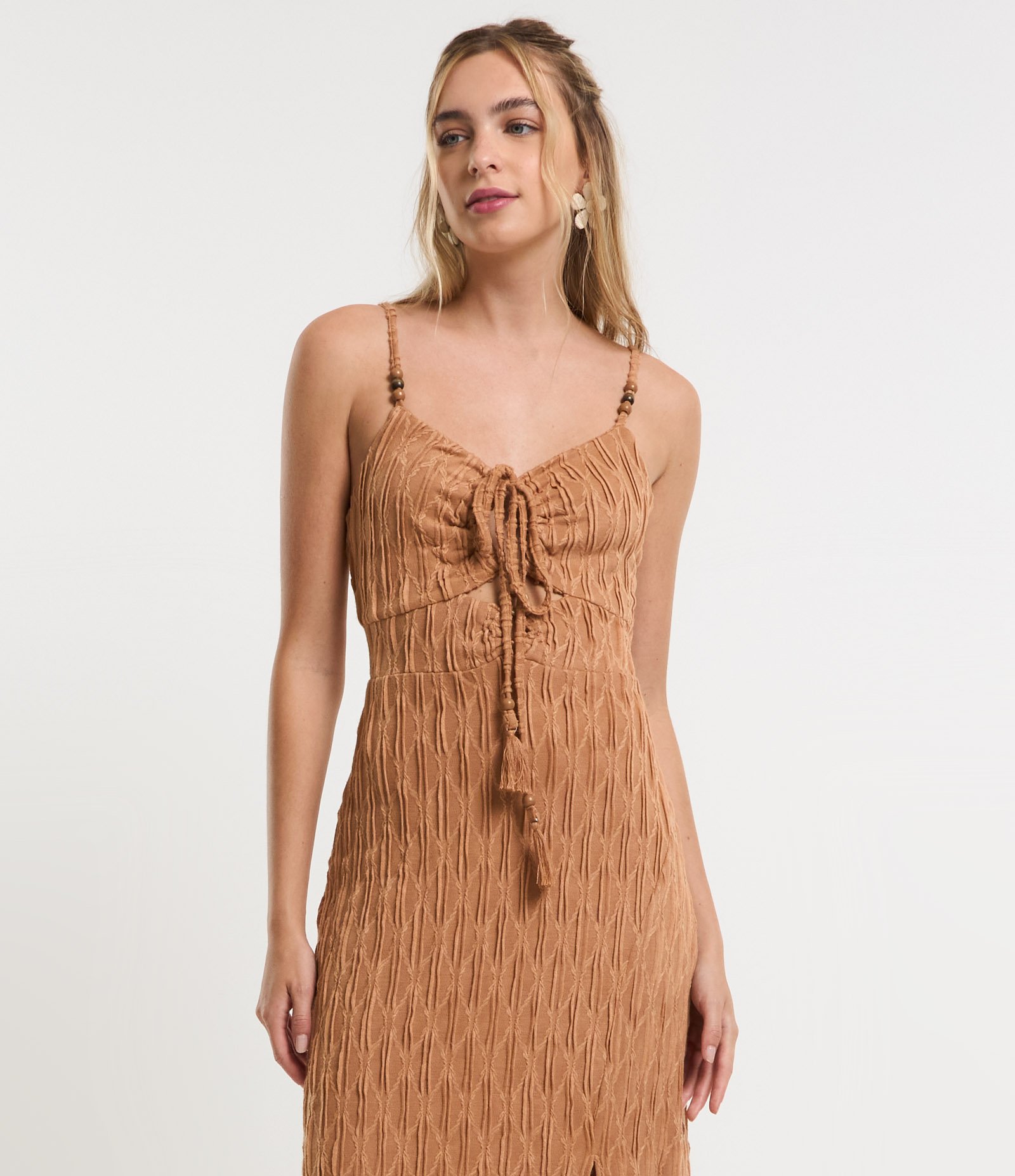 Vestido New Midi Texturizado com Fenda e Aviamentos na Alça Bege 2