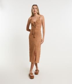 Vestido New Midi Texturizado com Fenda e Aviamentos na Alça