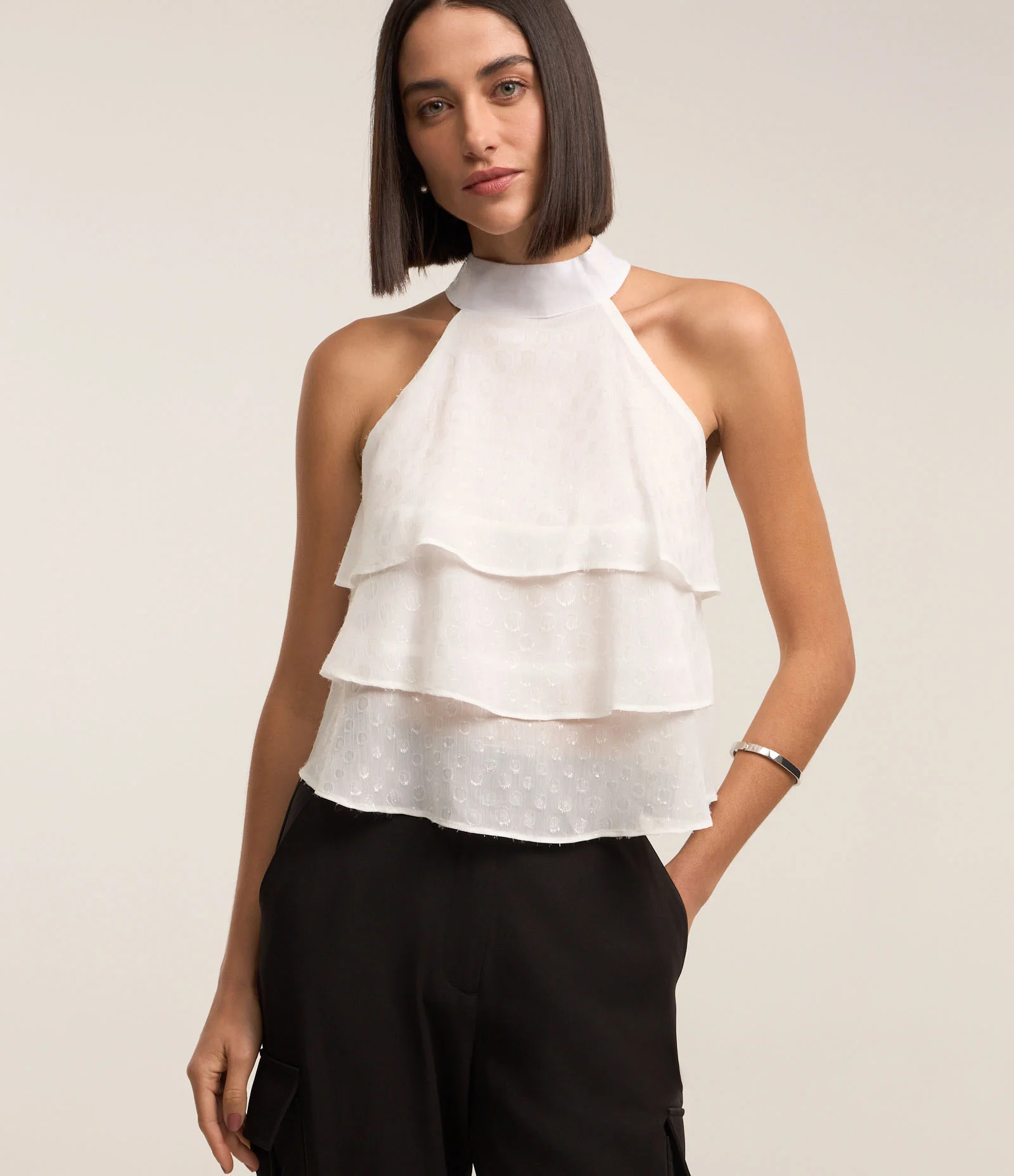 Blusa em Crepe com Fechamento na Gola e Babados Frontais Branco Neve 1